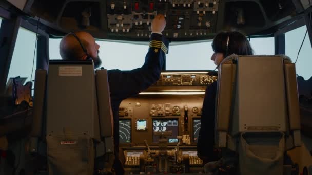 Capitão masculino fixando níveis de altitude e longitude para voar avião, usando o comando do painel de controle para decolar. Aviadores aeronaves voadoras com navegação de painel e botões de pára-brisas. - Filmagem, Vídeo