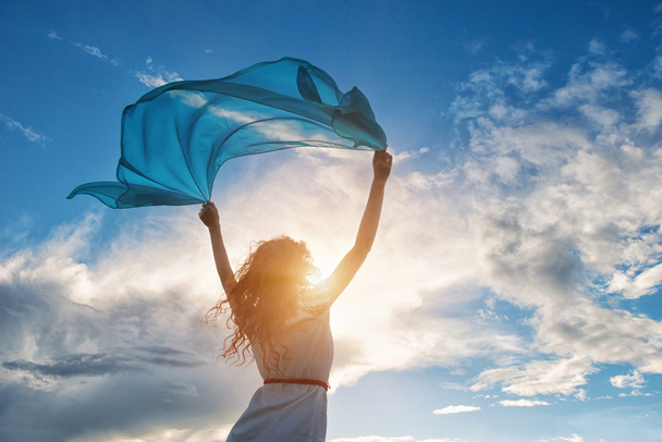 Krásná mladá žena drží modrý šátek na vítr  - Fotografie, Obrázek