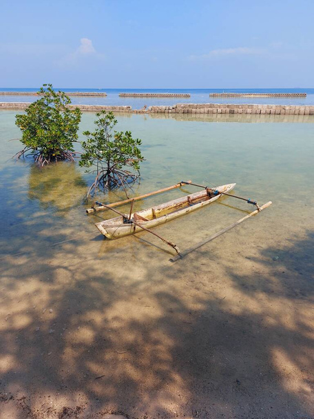 empty canoe or boat or ship. with seascape view - Zdjęcie, obraz