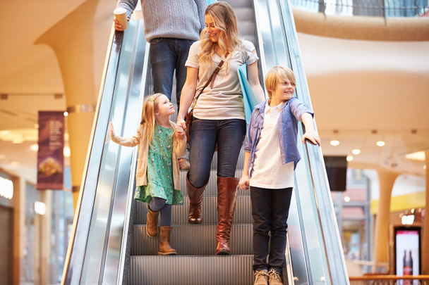 Mère et enfants sur escalator
 - Photo, image