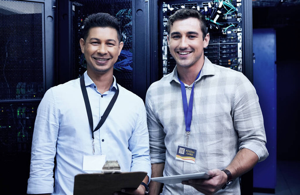 Потрібне оновлення мережі Ваші хлопці. двоє молодих чоловіків працюють разом у серверній кімнаті
 - Фото, зображення