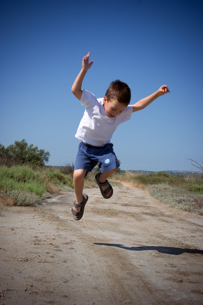 Щасливі стрибки дитини
 - Фото, зображення