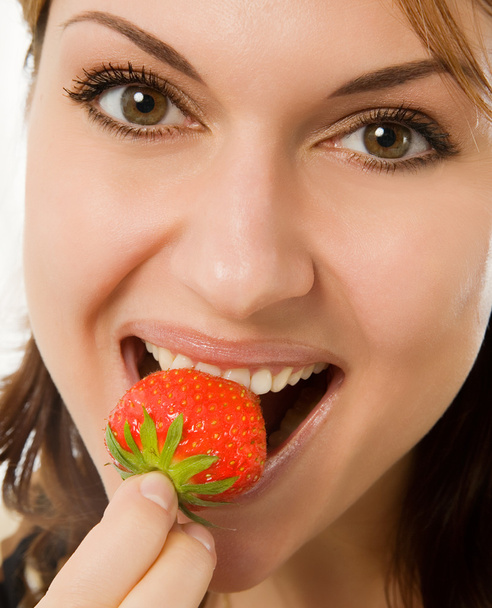 uma mulher comendo um morango - Foto, Imagem