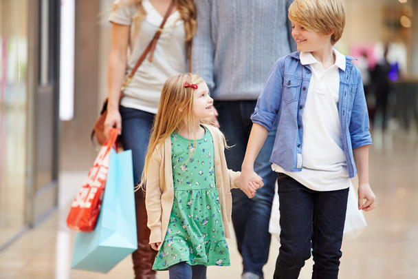 Children On Trip To Shopping Mall With Parents - Foto, imagen