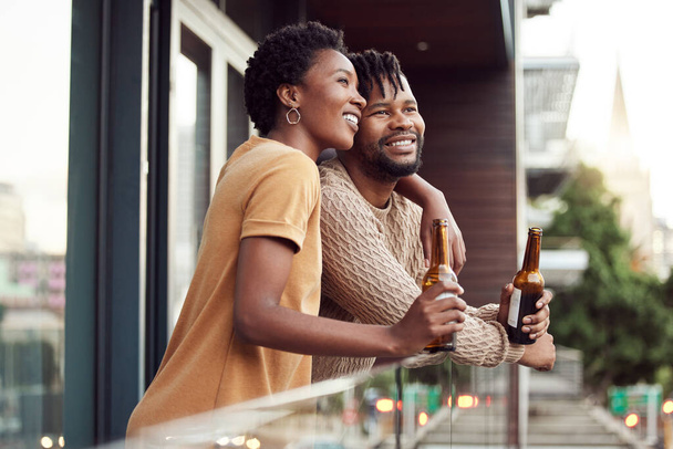 Rauhoitutaan tänään. hellä pariskunta juo olutta ollessaan parvekkeella ulkona - Valokuva, kuva