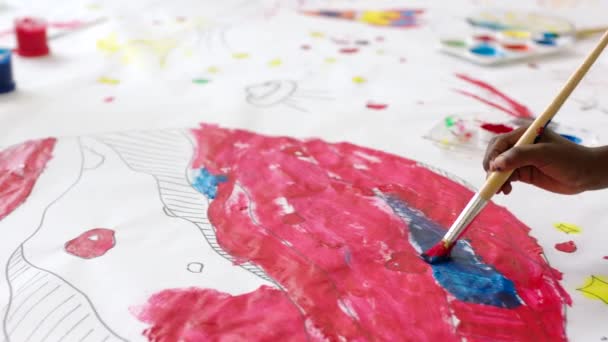 Yaratıcı, resim ve eğlenceli okul aktiviteleri çocuklar için sınıfta birlikte oynamak ve öğrenmek için. Anaokulunda çocukların ve arkadaşlarının elleri yere renkli resimler çiziyor.. - Video, Çekim