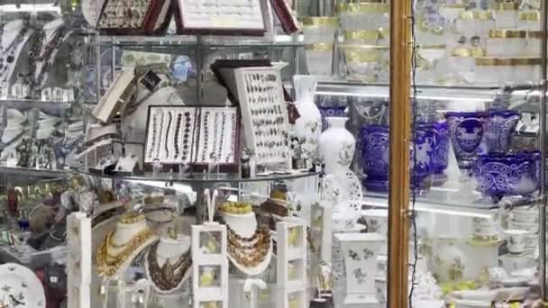 Spinning stand met sieraden achter een glazen vitrine in een winkel. Hoge kwaliteit 4k beeldmateriaal - Video