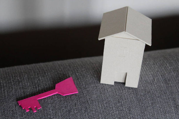 A toy house and a key representing mortgage - Φωτογραφία, εικόνα