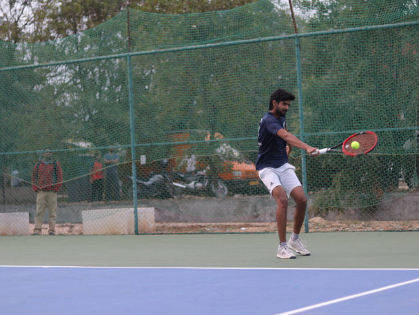 Un primer plano de un jugador de tenis golpeando la pelota - Foto, imagen