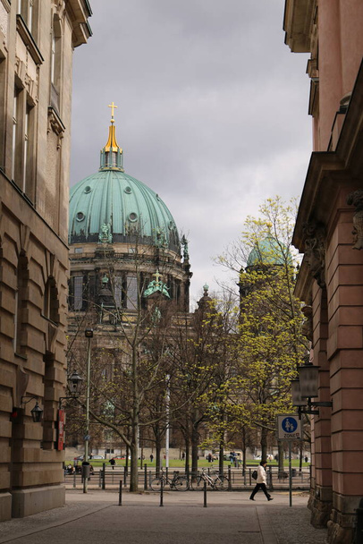 Függőleges felvétel egy berlini katedrálisról egy felhős napon, Németország - Fotó, kép