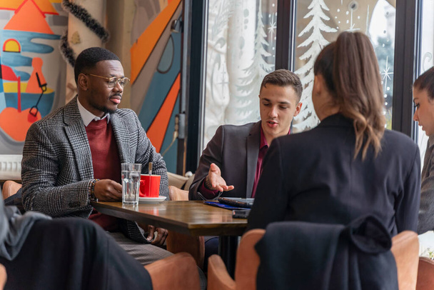 Multiraciale zakenmensen hebben een serieuze discussie over het bedrijf - Foto, afbeelding