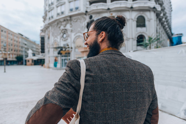 Jovem homem hipster bonito vestindo roupa da moda no centro da cidade
 - Foto, Imagem