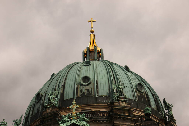A low angle shot of a church under the cloudy skies - Foto, Imagem