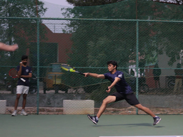 A closeup of a tennis player hitting the ball - Foto, Bild