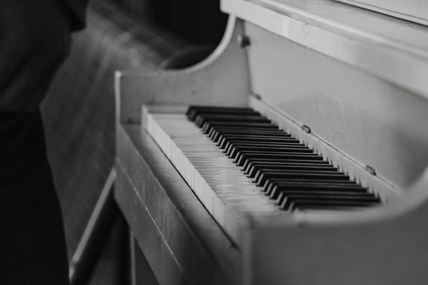 A grayscale of a vintage piano - Foto, afbeelding
