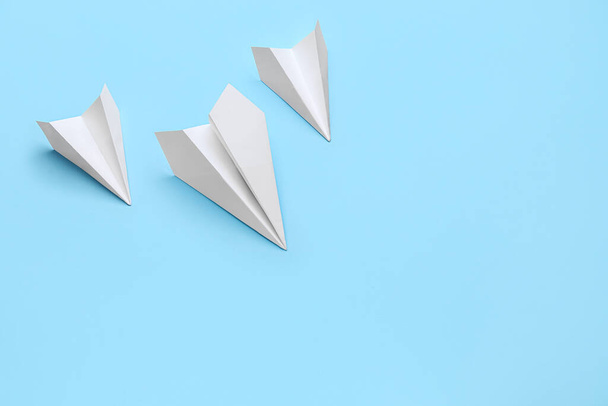 Paper planes on blue background - Foto, Imagen
