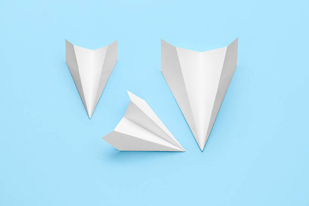 aviões de papel sobre fundo azul
 - Foto, Imagem