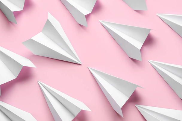 Paper planes on pink background - Foto, Imagen
