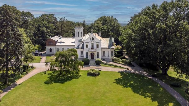 A manor house in a park in the village of Oglegorek, Poland. - Foto, imagen