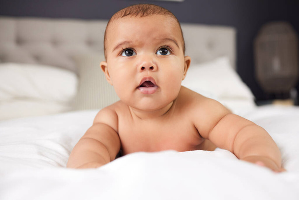 Pure happiness is found in nothing but in a innocent baby. an adorable baby boy on the bed at home - Foto, immagini