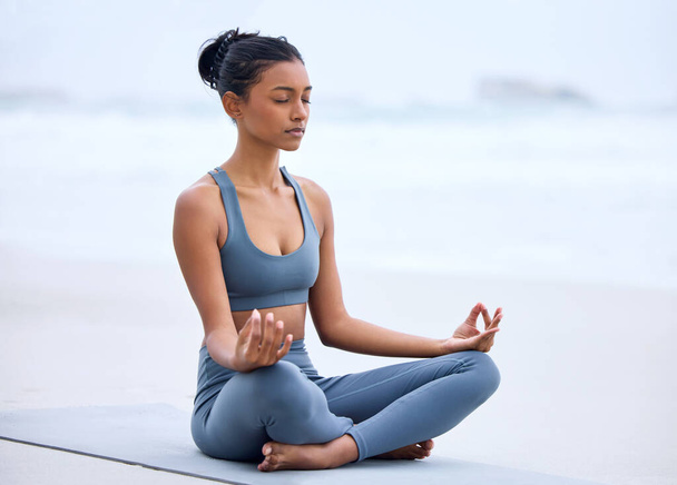 Це про внутрішній спокій. Повнометражний знімок привабливої молодої жінки, що медитує під час практики йоги на пляжі
 - Фото, зображення