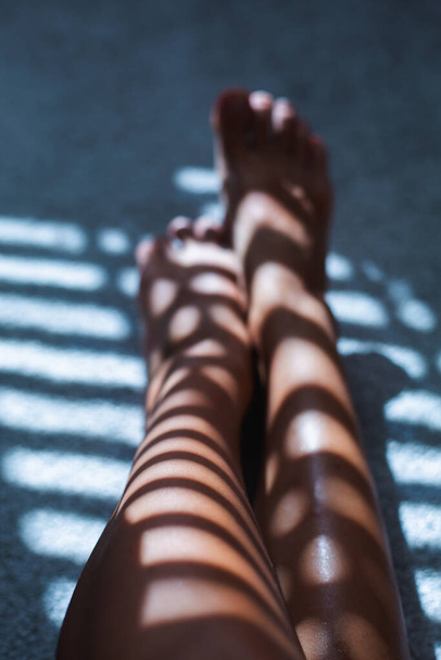 Tanned female legs in the sun - Foto, Imagen