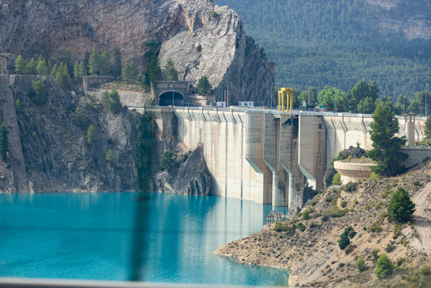 Bataklık. Rezervuar. Su deposu mavi renkli suyla dolu. İspanya 'da Castilla la la Mancha ve Valensiyalı Cemaati arasındaki sınırda bulunan baraj. Avrupa. Yatay fotoğrafçılık. - Fotoğraf, Görsel