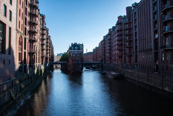 Słynny Speicherstadt w Hamburgu po południu - Zdjęcie, obraz