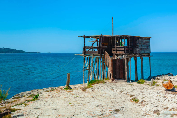 Antiguo método de pesca en la costa italiana del Adriático trabucco. Apulia, Italia - Sobre el signo "Artesanía del Mar EXPOSICIÓN" - Foto, imagen