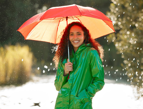 Yağmurda dinlendirici bir yürüyüş ruha çok iyi gelir. Güzel genç bir kadın yağmurda dışarıda bir gün geçiriyor. - Fotoğraf, Görsel
