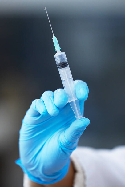 Lets get some shots. a unrecognizable woman holding a vaccine in a syringe - Foto, Bild