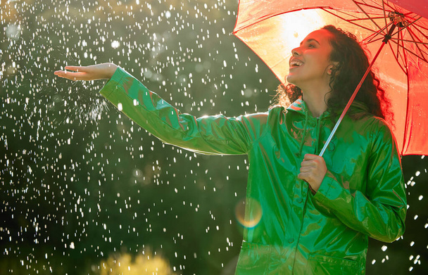 Abys ocenil slunce, musíš vydržet déšť. krásná mladá žena se baví v dešti - Fotografie, Obrázek
