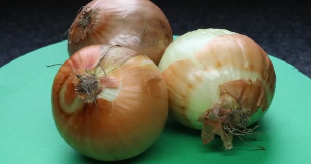 Onions with brown skin to eat - Materiaali, video