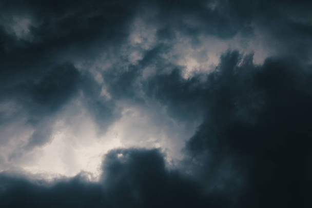 Kara gökyüzü ve yağmur bulutları - Fotoğraf, Görsel
