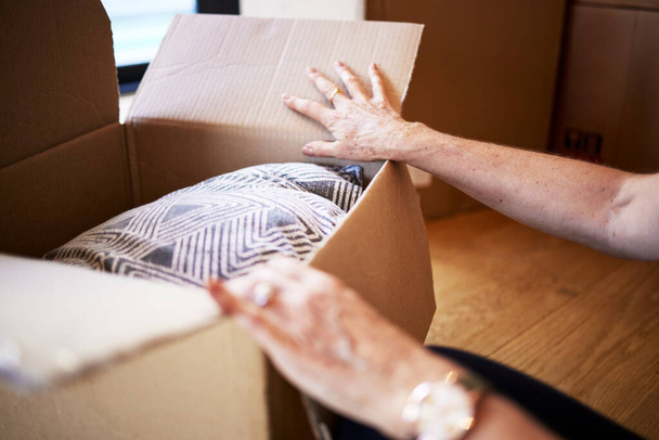Dont forget to pack those precious memories. a mature woman unpacking boxes on moving day - Foto, Imagem