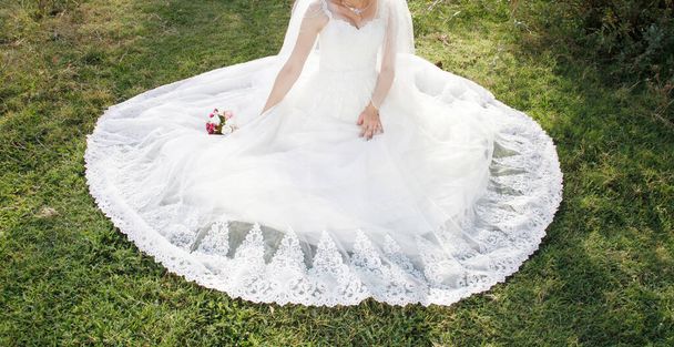 Невеста сидит на траве
 - Фото, изображение
