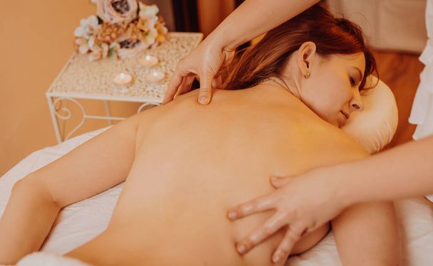 Hezká mladá žena při masáži těla ve studiu, relaxační časový koncept - Fotografie, Obrázek