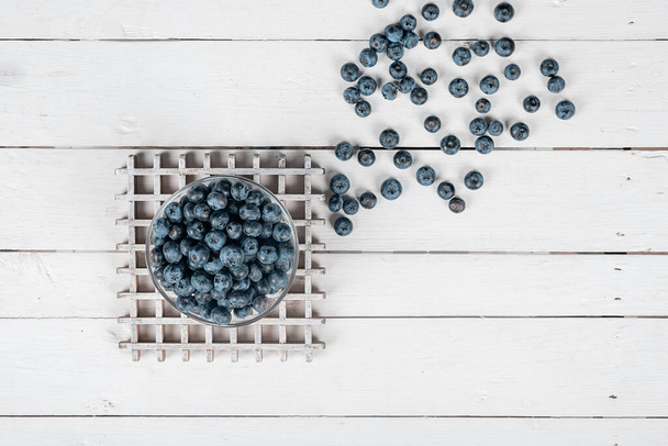 summer blueberries on a white wooden table. rustic healthy breakfast. flat la - Foto, Imagen
