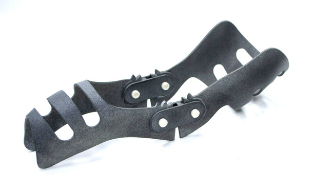 Orthopedische plastic prothese gedrukt op poeder 3D printer voor cubit hand. Orthopedische handprothese close-up. Multi Jet Fusion MJF 3D printadditieve technologie. Geïsoleerd op witte achtergrond - Foto, afbeelding