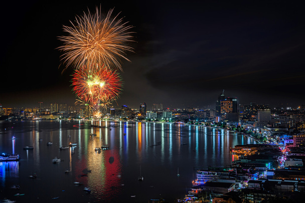Ilotulitus uusi vuosi juhla Pattaya rannalla
 - Valokuva, kuva