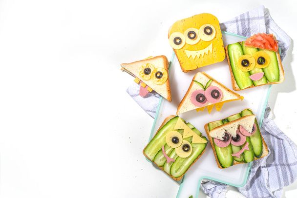 Vari panini divertenti mostro Halloween. Set assortimento creativo colazione snack toast con formaggio, Halloween cibo per bambini partito, vista dall'alto  - Foto, immagini