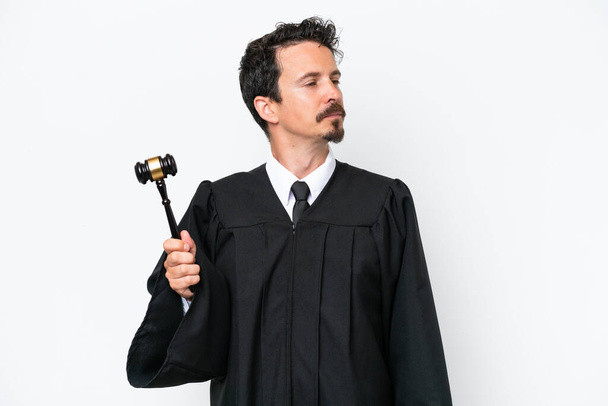 Молодий суддя білий чоловік ізольований на білому тлі, дивлячись в бік
 - Фото, зображення
