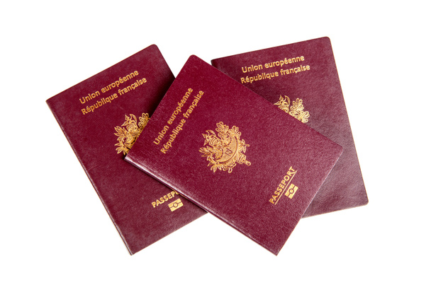 Pasaportes franceses sobre fondo blanco
 - Foto, imagen