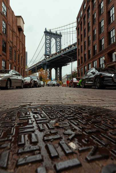 BROOKLYN, NEW YORK - NOV 28, 2021: Iconic Manhattan Bridge from Washington Street in Brooklyn, New York - Foto, afbeelding