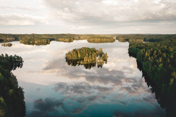 El lago Valdai con el reflejo de las nubes en el agua, disparado desde arriba - Foto, imagen