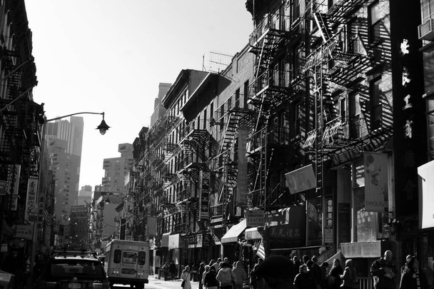 A beautiful shot of buildings and crowded streets in New York City, USA in grayscale - Foto, Imagen