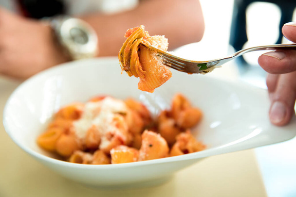 A closeup shot of the delicious pasta on the fork - Foto, Imagem