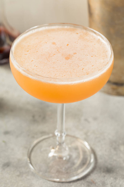Boozy Refreshing Allspice Bourbon Lions Tail Cocktail in a Coupe - Zdjęcie, obraz