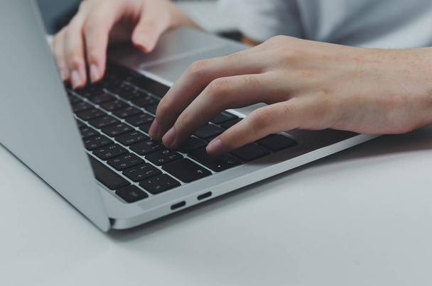 close-up hand vrouw typen toetsenbord computer laptop op desk.Business technologie online en communicatie op het bureau. - Foto, afbeelding