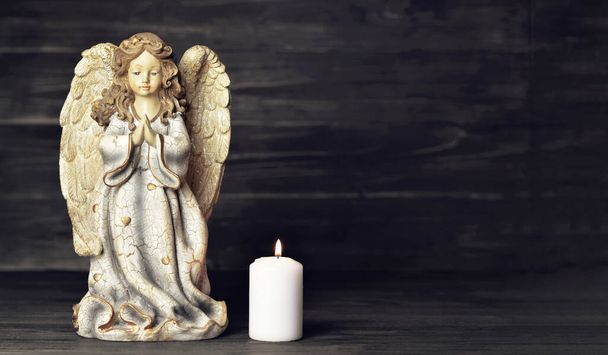 Upřímnou soustrast s andělem a hořící svíčkou - Fotografie, Obrázek